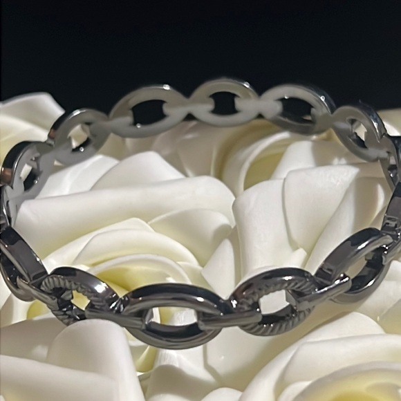 Jewelry - Gun metal colored link bangle bracelet, beautiful